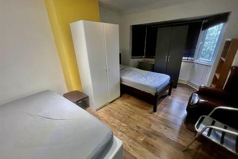 1 bedroom in a house share to rent, Monks Park, Wembley