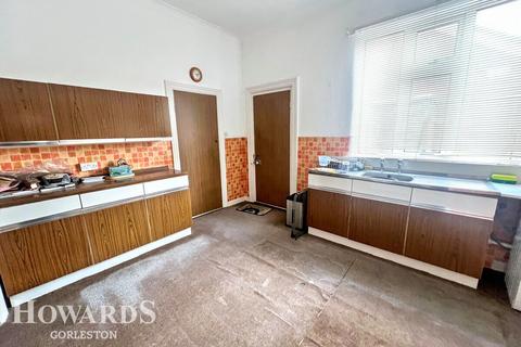 3 bedroom detached bungalow for sale, Cross Road, Gorleston