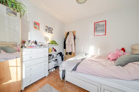 3 bedroom flat for sale, Kennington Park Road, London, SE11