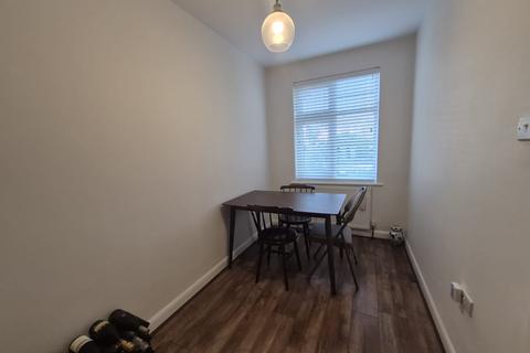 2 bedroom flat to rent, Porch Way, N20