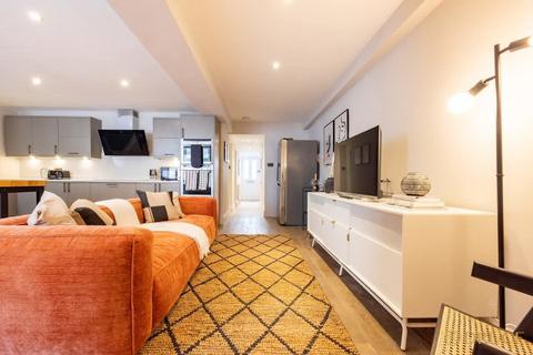 2 bedroom flat to rent, Gloucester Mews, W2