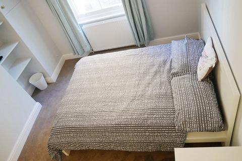 2 bedroom flat to rent, 46A Barkston Gardens, London, SW5 0EN
