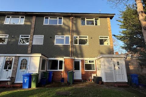 2 bedroom maisonette to rent, Tredenham Close, Farnborough GU14