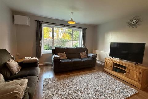 2 bedroom maisonette to rent, Tredenham Close, Farnborough GU14