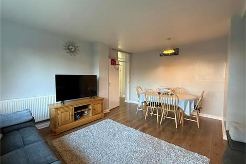 2 bedroom maisonette to rent, Tredenham Close, Farnborough GU14