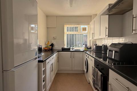 2 bedroom maisonette to rent, Tredenham Close, Farnborough GU14