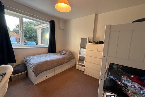 2 bedroom maisonette to rent, Tredenham Close, Farnborough GU14