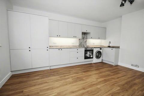 2 bedroom flat to rent, Worplesdon Road, Guildford
