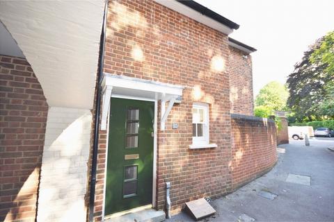 3 bedroom terraced house to rent, Alison Way, Hampshire SO22