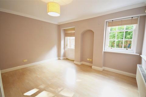 3 bedroom terraced house to rent, Alison Way, Hampshire SO22