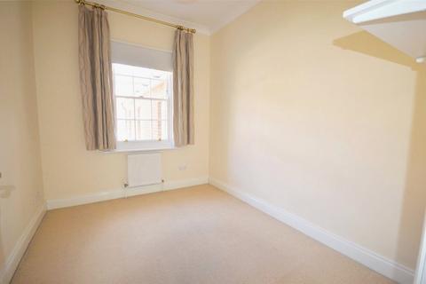 3 bedroom terraced house to rent, Alison Way, Hampshire SO22