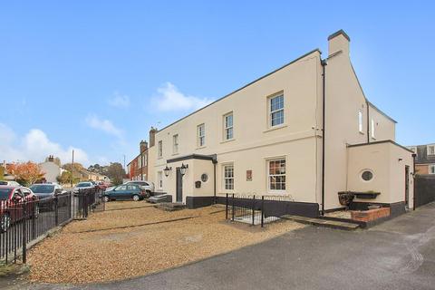 3 bedroom end of terrace house to rent, London Road, Charlton Kings