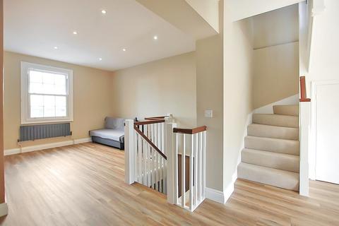 3 bedroom end of terrace house to rent, London Road, Charlton Kings