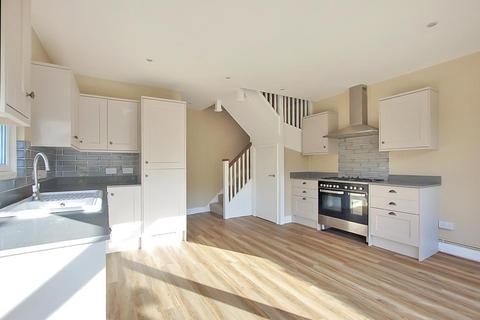 3 bedroom end of terrace house to rent, London Road, Charlton Kings