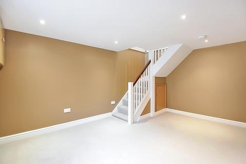 3 bedroom end of terrace house to rent, London Road, Charlton Kings