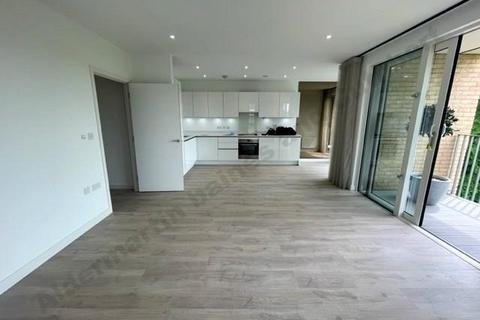 3 bedroom flat to rent, Moorhen Drive, London