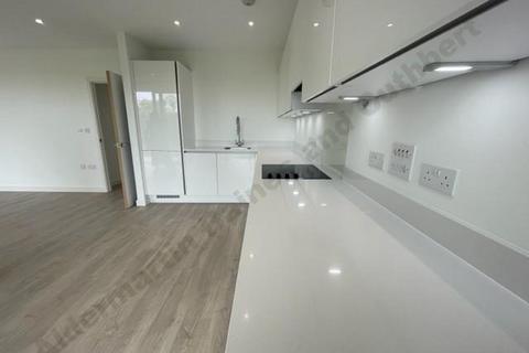 3 bedroom flat to rent, Moorhen Drive, London