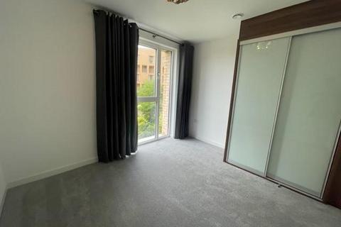 3 bedroom flat to rent, Moorhen Drive, London