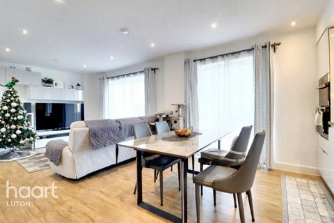 2 bedroom flat for sale, Stirling Drive, Luton