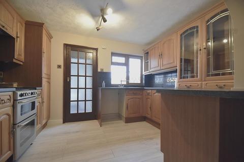 3 bedroom semi-detached house to rent, Lower Highland Road, Ryde