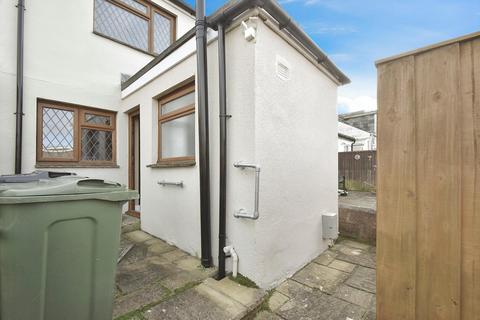 3 bedroom semi-detached house to rent, Lower Highland Road, Ryde