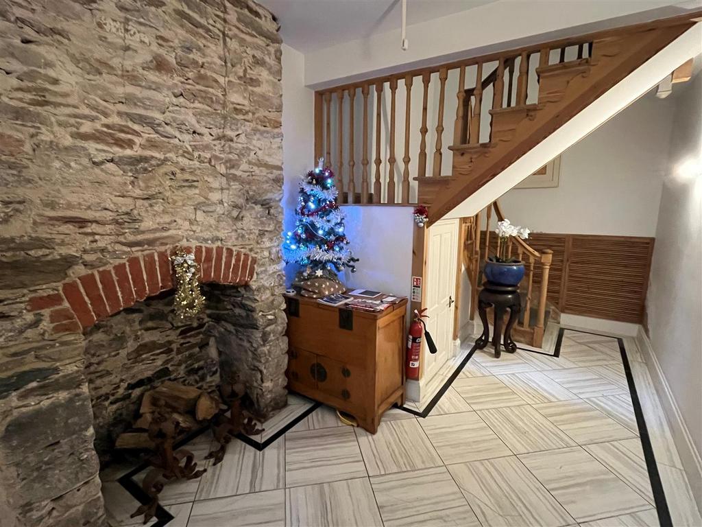Communal Entrance Hall.jpg
