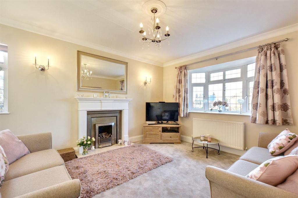 Living room/occasional bedroom