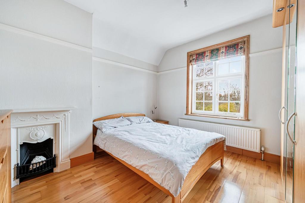 32 Holyoake Walk-10.jpg
