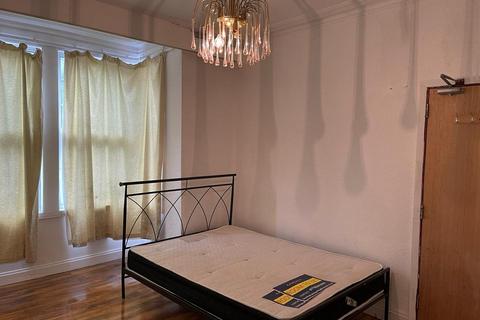 1 bedroom in a house share to rent, County Road, Swindon SN1