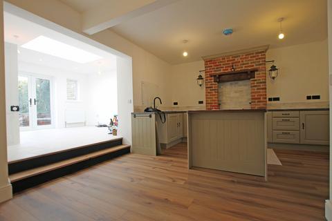 3 bedroom detached house to rent, Fairlee Road, Newport