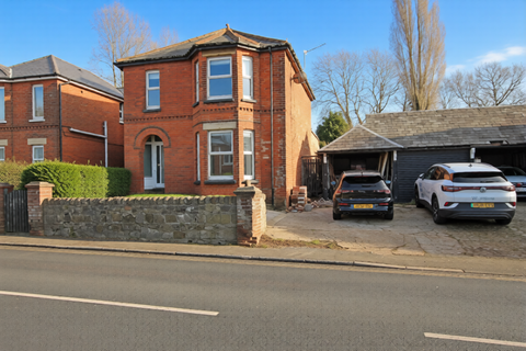 3 bedroom detached house to rent, Fairlee Road, Newport