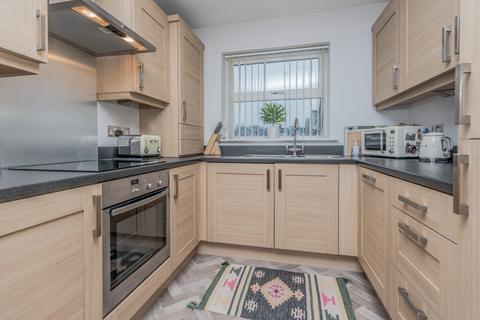 2 bedroom flat for sale, Threelands, Birkenshaw, Bradford, West Yorkshire, BD11