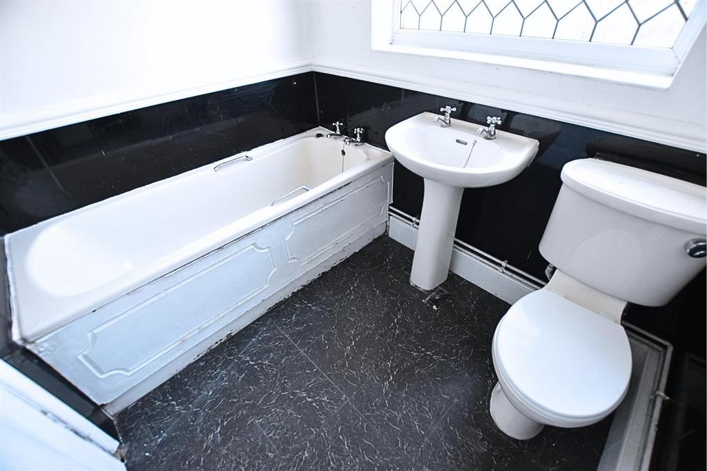 Bathroom (ground floor)