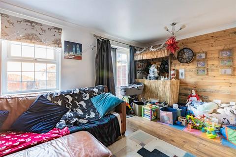 4 bedroom terraced house for sale, Larch Close, Hersden, Canterbury