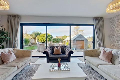 4 bedroom detached house for sale, Kingsgate Avenue, Broadstairs CT10