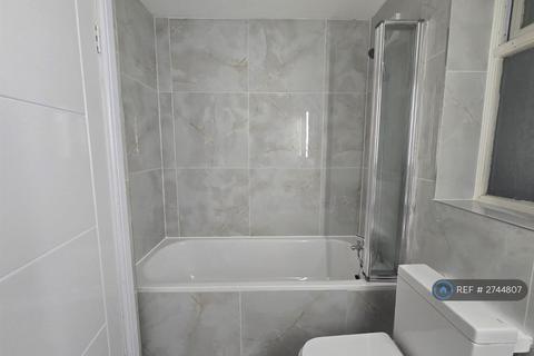 2 bedroom flat to rent, Pond Lees Close, Dagenham, RM10