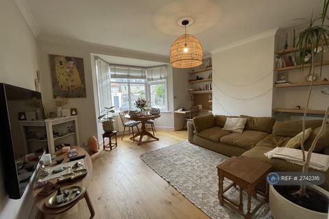 2 bedroom flat to rent, Berry Close, London, N21