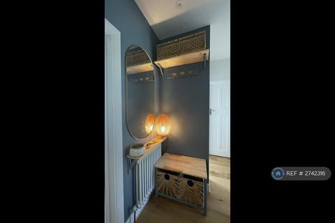 2 bedroom flat to rent, Berry Close, London, N21