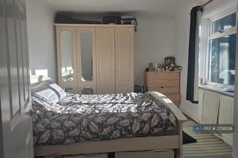 3 bedroom bungalow to rent, Downsway, Brighton, BN2