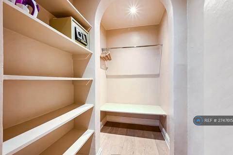 Studio to rent, Trebovir Road, London, SW5