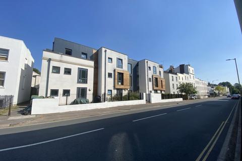 2 bedroom flat to rent, Hewlett Road, Cheltenham GL52