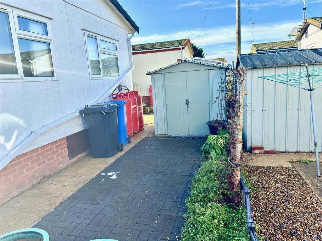 SIDE GARDEN OR PARKING.jpg