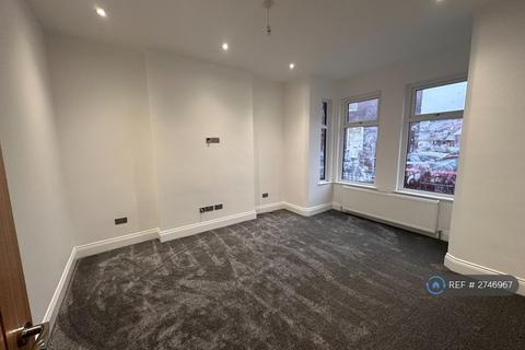 3 bedroom semi-detached house to rent, Hartington Road, Bolton, BL1