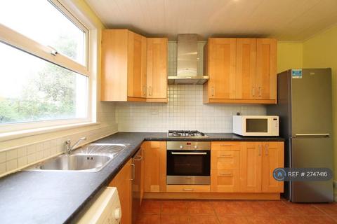 2 bedroom maisonette to rent, Bickley Street, London, SW17