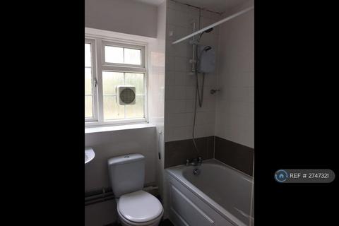 2 bedroom flat to rent, Colne Drive, Walton-On-Thames, KT12