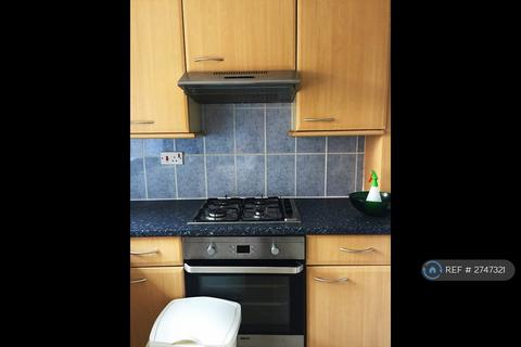 2 bedroom flat to rent, Colne Drive, Walton-On-Thames, KT12
