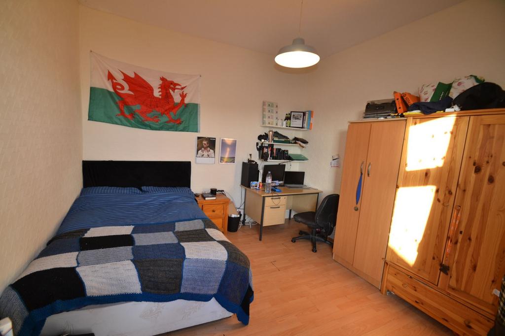 Bright, well-arranged double bedroom with a com...