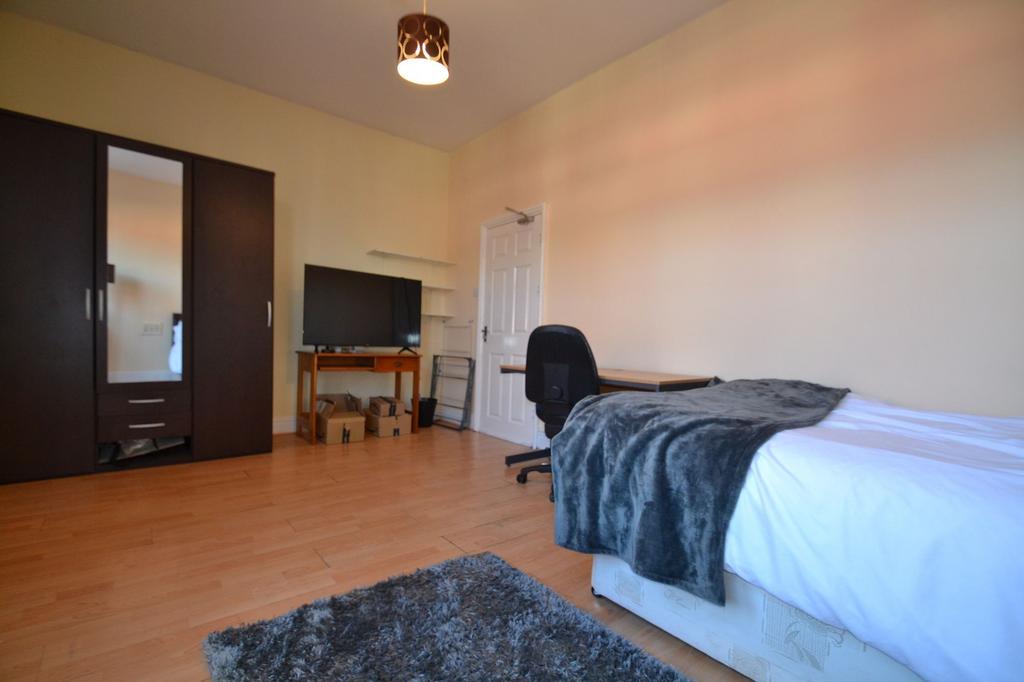 Well-presented double bedroom with a comfortabl...