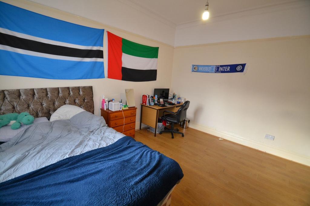 Bright, well-kept double bedroom with a comfort...