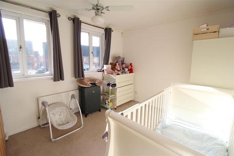 2 bedroom terraced house to rent, Hellyers Court, West Hull